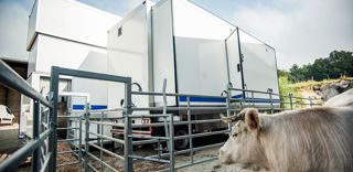 L’abattoir mobile en test en Côte-d’Or est une copie conforme d’un équipement qui fonctionne déjà depuis quelques années en Suède. © Thomas Journot. L’abattoir mobile en test en Côte-d’Or est une copie conforme d’un équipement qui fonctionne déjà depuis quelques années en Suède. © Thomas Journot.